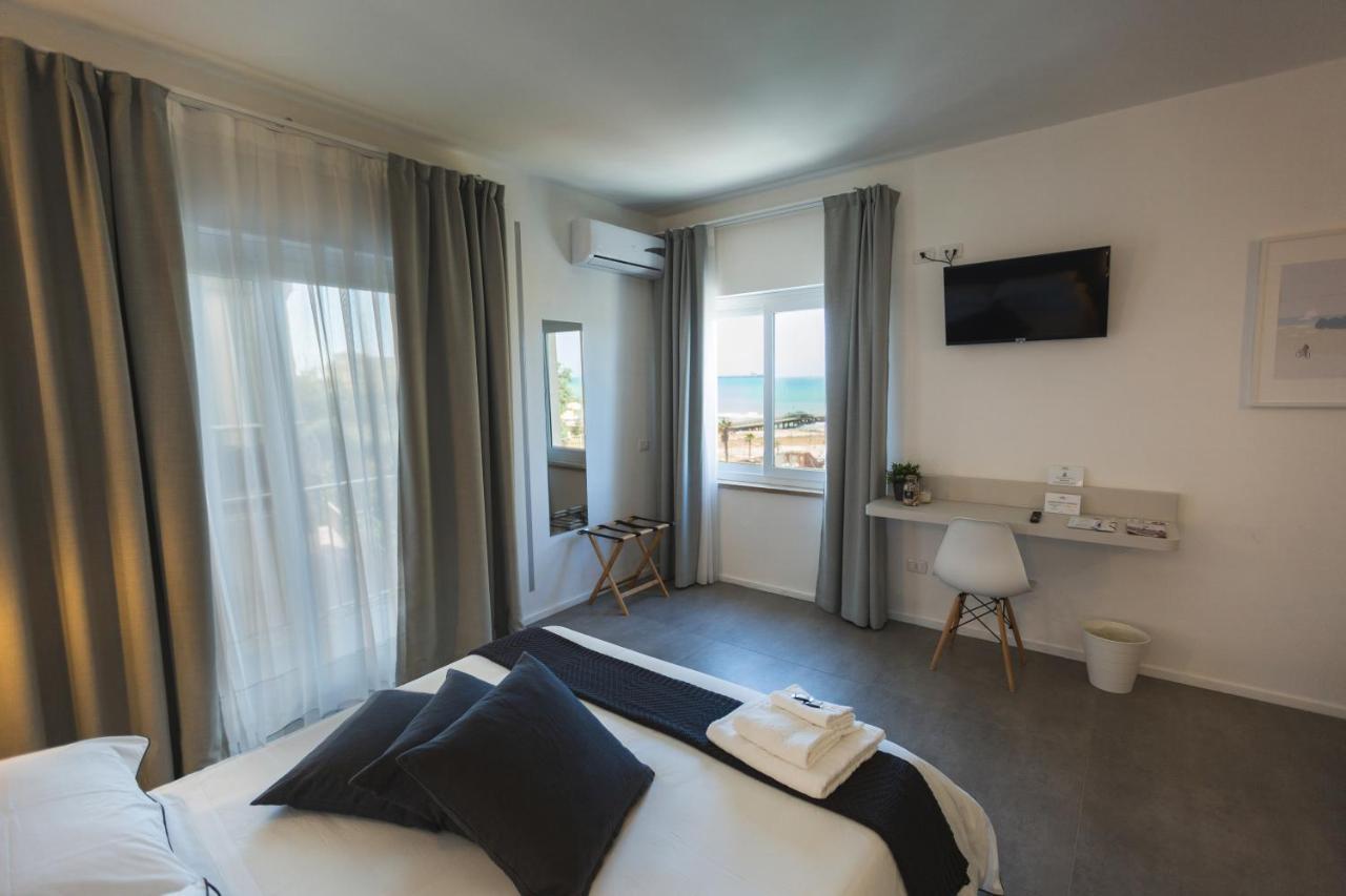 B&B A Due Passi Dal Mare Gela Buitenkant foto