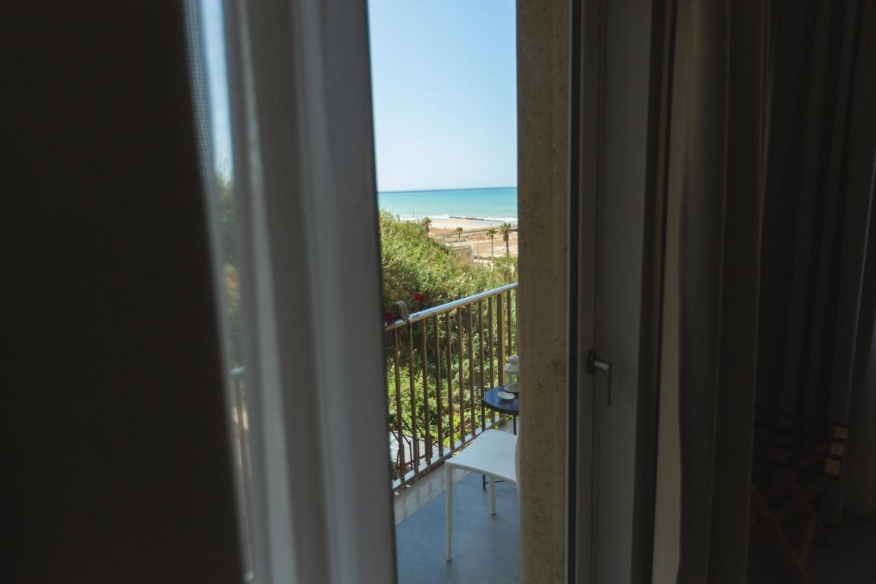 B&B A Due Passi Dal Mare Gela Buitenkant foto